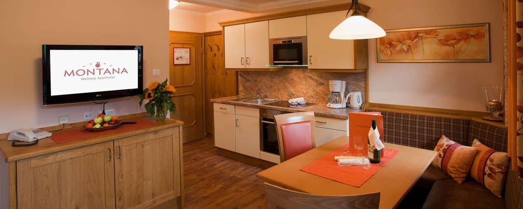 Wohnküche der Ferienwohnung im 4-Sterne Aparthotel Montana in Kleinarl