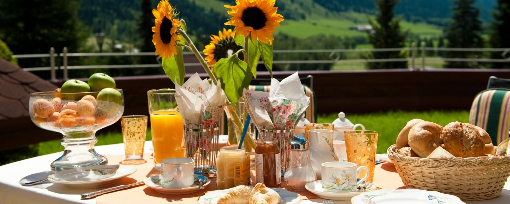 Frühstück im Garten im 4-Sterne Aparthotel Montana in Kleinarl, Salzburger Land