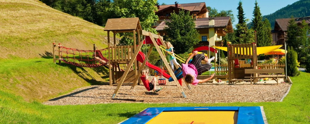 Unser Spielplatz im Sommer direkt neben dem Aparthotel Montana in Kleinarl