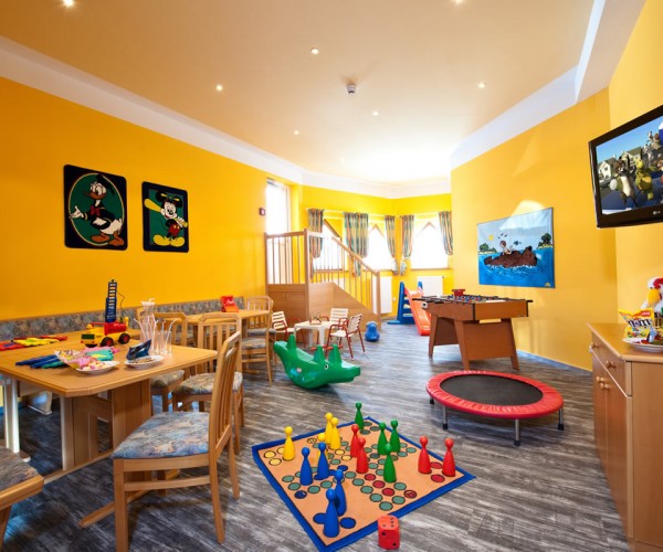 Kinderspielzimmer im Familien-Aparthotel Montana in Kleinarl, Österreich