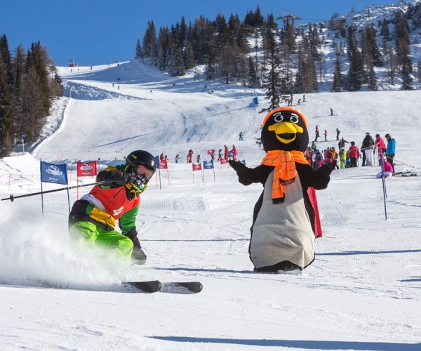 Am Ende der Skikurswoche gibt es das Skirennen mit Maskottchen Pingo