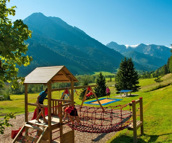 Spielen am Spielplatz inmitten der herrlichen Salzburger Bergwelt