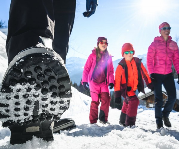 Winterwandern mit der Familie über geräumte Winterwanderwege in Kleinarl